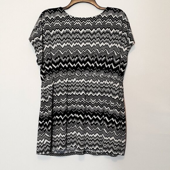 Motherhood MATERNITY Black/White Chevron Jersey Knit Tunic; Low V-Neck; Size XL - Picture 2 of 5